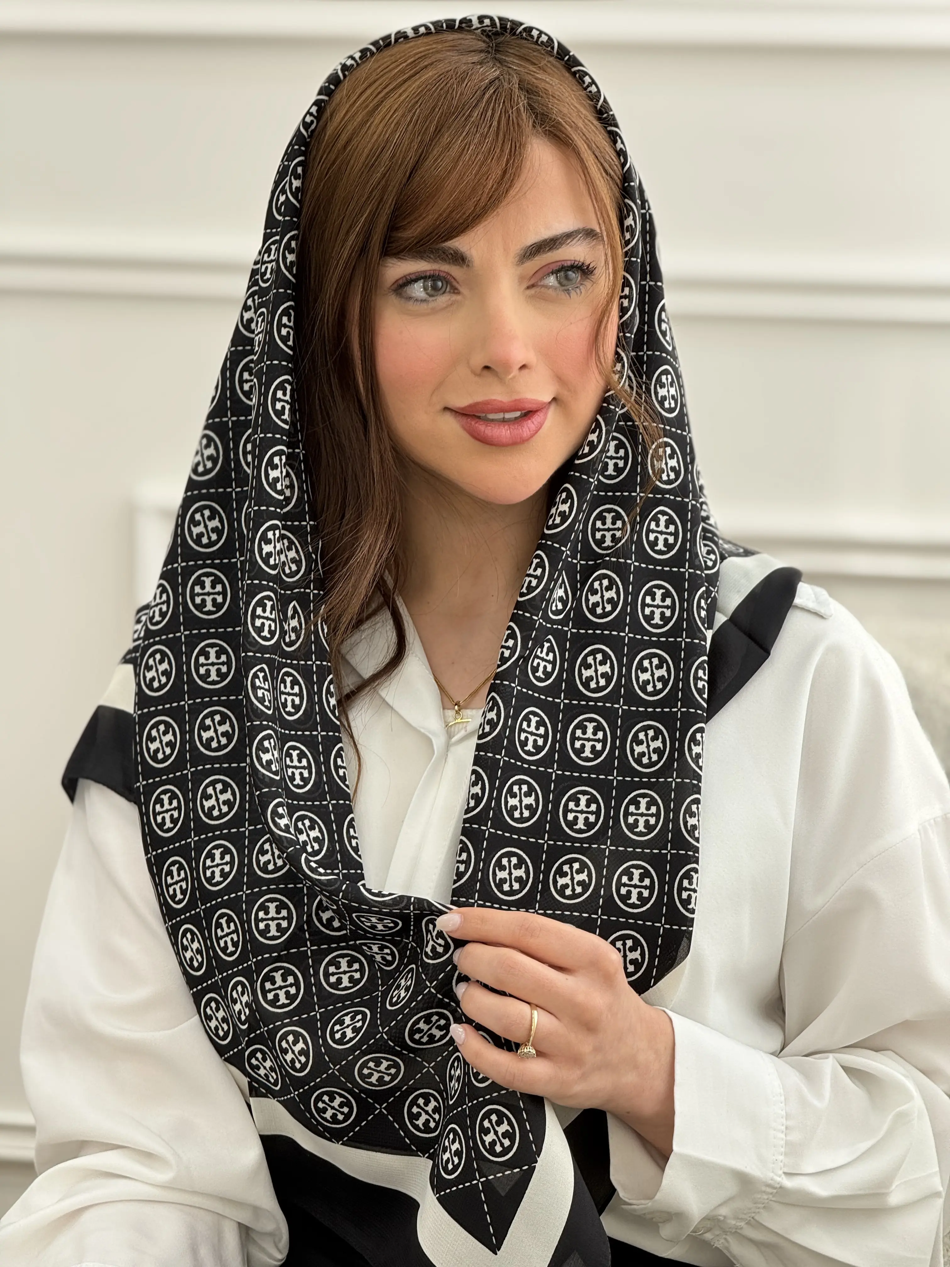 روسری نخ اسکالر طرح Guess